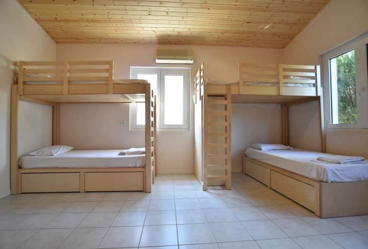 3 - 6 bed room